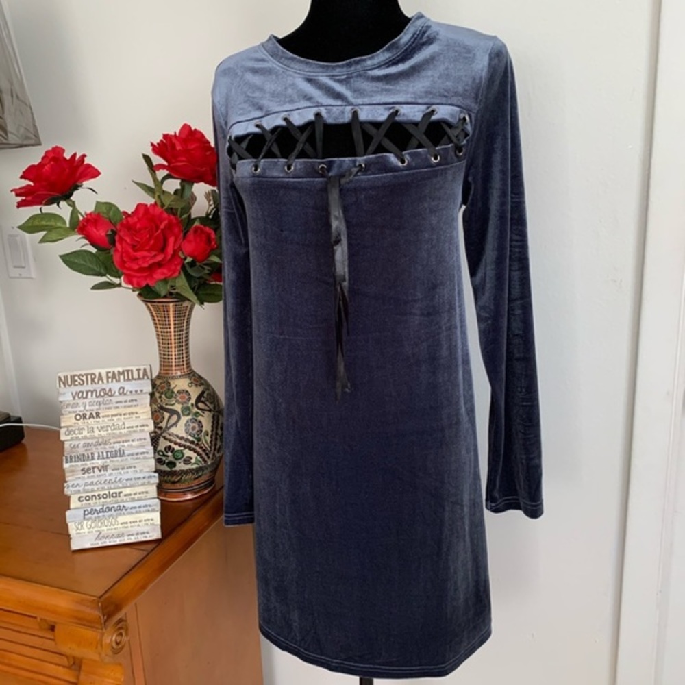 long-sleeved dress with bow on the front